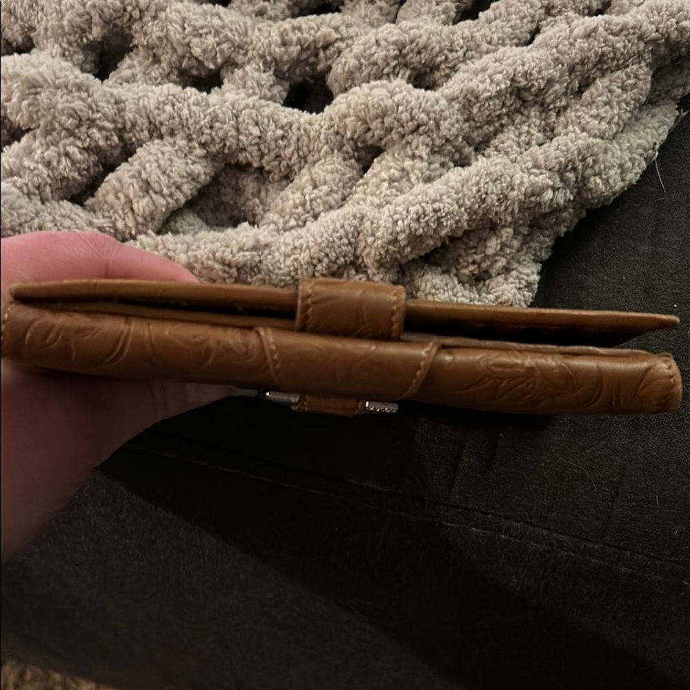 Salvatore Ferragamo Floral Embossed Tan Leather wallet - Picture 7 of 8
